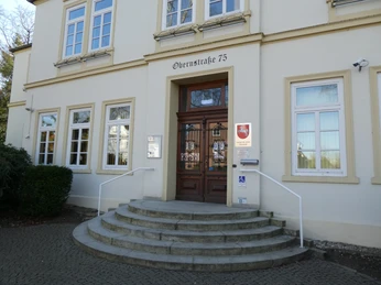 Altes Rathaus Eingang zum Alten Rathaus in Obernstraße 75 mit Treppe, barrierefreiem Zugang und stilvoller Tür.