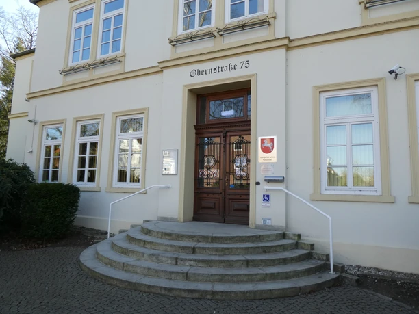 Altes Rathaus Eingang zum Alten Rathaus in Obernstraße 75 mit Treppe, barrierefreiem Zugang und stilvoller Tür.