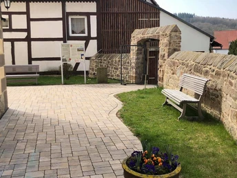 An der Kirche in Niederjossa