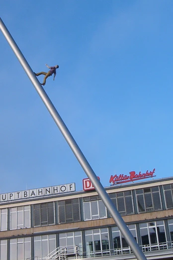 Man_Walking_to_the_Sky_Jonathan_Borofsky_by_Maseltov_1
