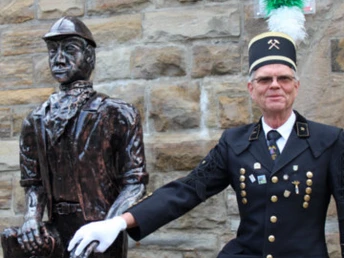 Kumpel vor Bergbaumuseum Sontra (c)Alexander Dupont