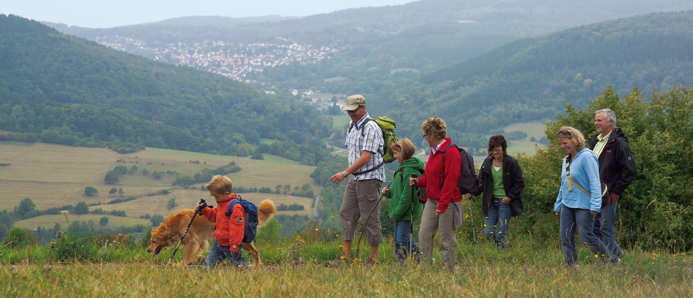 Wanderfamilie am Dornbergpass, Premiumweg P8