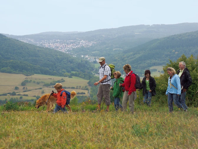 Wanderfamilie am Dornbergpass, Premiumweg P8