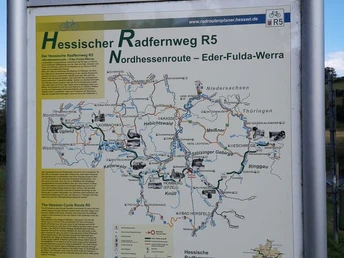 Hinweisschild R5 bei Fahrradseilbahn