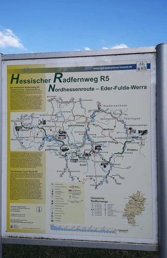 Hinweisschild R5 bei Fahrradseilbahn