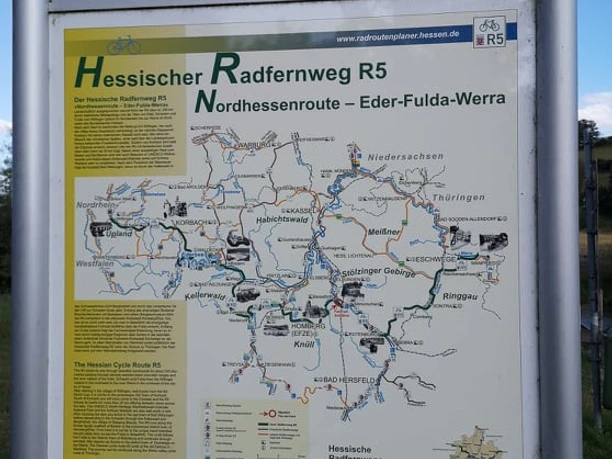 Hinweisschild R5 bei Fahrradseilbahn