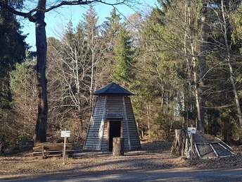 Mooshäuschen - eine einladende Schutzhütte mit Rastplatz und einem Nachbau eines Kohlemeilers