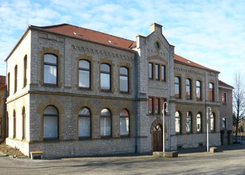 Rathaus_Oerlinghausen01_Oerlinghauser_Norden_1.jpg Historisches Rathaus Oerlinghausen mit Sandsteinfassade, roten Dachziegeln und romanischen Rundbogenfenstern.