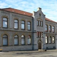 Rathaus_Oerlinghausen01_Oerlinghauser_Norden_1.jpg Historisches Rathaus Oerlinghausen mit Sandsteinfassade, roten Dachziegeln und romanischen Rundbogenfenstern.