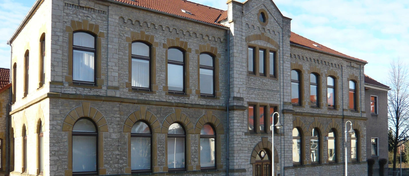 Rathaus_Oerlinghausen01_Oerlinghauser_Norden_1.jpg Historisches Rathaus Oerlinghausen mit Sandsteinfassade, roten Dachziegeln und romanischen Rundbogenfenstern.