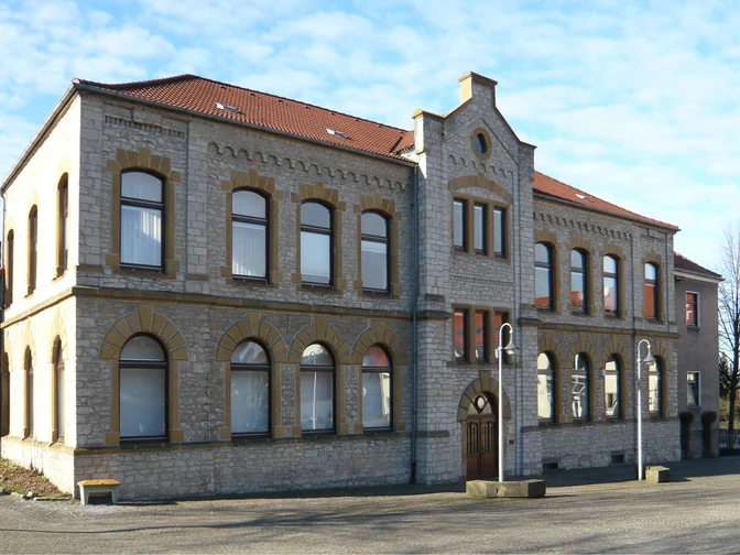 Rathaus_Oerlinghausen01_Oerlinghauser_Norden_1.jpg Historisches Rathaus Oerlinghausen mit Sandsteinfassade, roten Dachziegeln und romanischen Rundbogenfenstern.