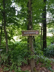 Gut ausgeschilderter Wanderweg im Beisetal