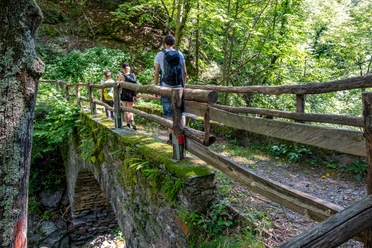 Historischer Weitwanderweg und Handelsroute des Grossen Kaspar Stockalper von der Schweiz nach Italien mit Gepäcktransport. Brig - Simplon - Gondo - Bognanco - Domodossola Historischer Weitwanderweg und Handelsroute des Grossen Kaspar Stockalper von der Schweiz nach Italien mit Gepäcktransport. Brig - Simplon - Gondo - Bognanco - Domodossola