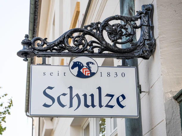 Borgholzhausen - Lebkuchen Schulze Schild mit Schriftzug am Ladencafe Schulze in Borgholzhausen