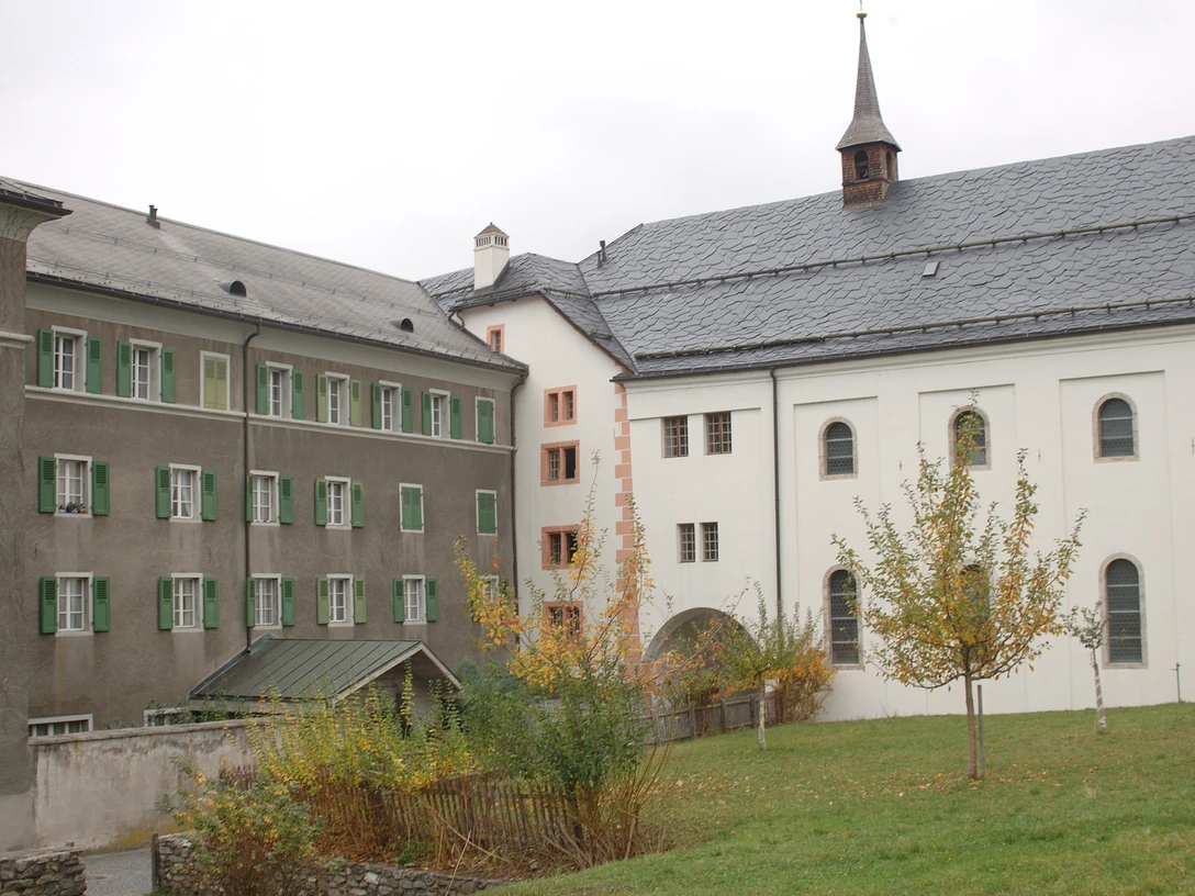 kloster m Kirche.jpg Aussenaufnahme der Klosterkirche St. UrsulaExterior view of St. Ursula's monastery churchVue extérieure de l'église du couvent Sainte-Ursule