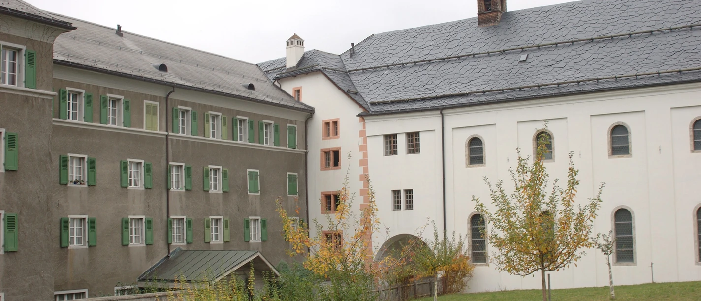 kloster m Kirche.jpg Aussenaufnahme der Klosterkirche St. Ursula