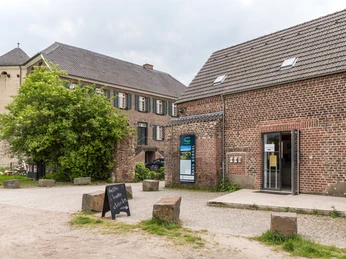 Haus Bürgel in Monheim am Rhein Ehemaliger römischer Gutshof mit historischem Klinkerbau und begrüntem Hof, umgeben von Natur.