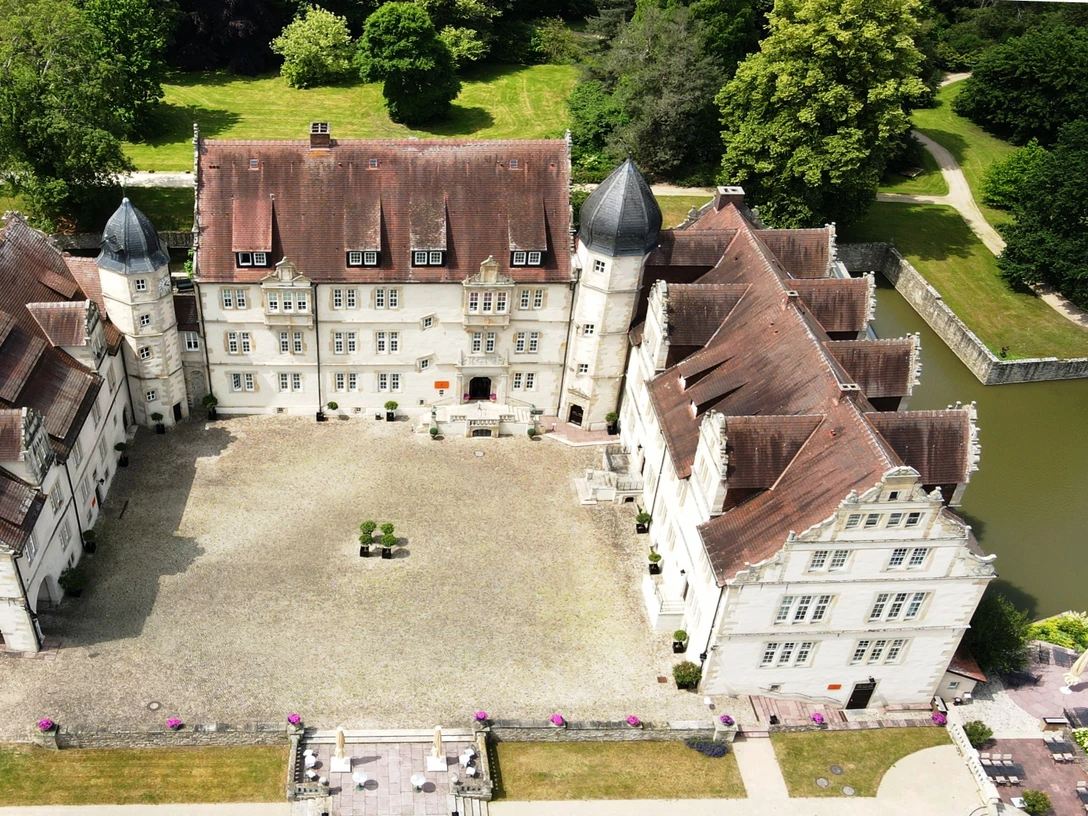 Schlosshotel Münchhausen Außenansicht Schlosshotel Münchhausen AußenansichtSchlosshotel Münchhausen exterior viewSchlosshotel Münchhausen set udefraSchlosshotel Münchhausen buitenaanzicht