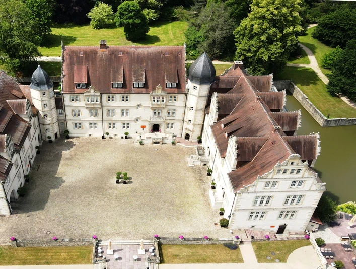 Schlosshotel Münchhausen Außenansicht Schlosshotel Münchhausen AußenansichtSchlosshotel Münchhausen exterior viewSchlosshotel Münchhausen set udefraSchlosshotel Münchhausen buitenaanzicht