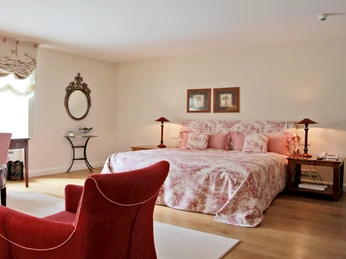 Schlosshotel Münchhausen Zimmerbeispiel Schlosshotel Münchhausen ZimmerbeispielSchlosshotel Münchhausen room exampleSchlosshotel Münchhausen værelse eksempelVoorbeeld kamer Schlosshotel Münchhausen