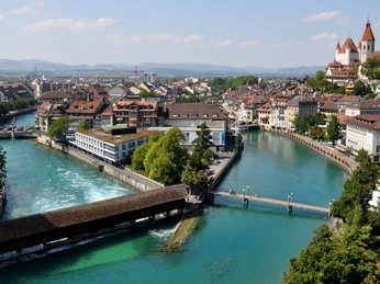 thun-sommer-aare-bruecken-schleuse-schloss.jpg