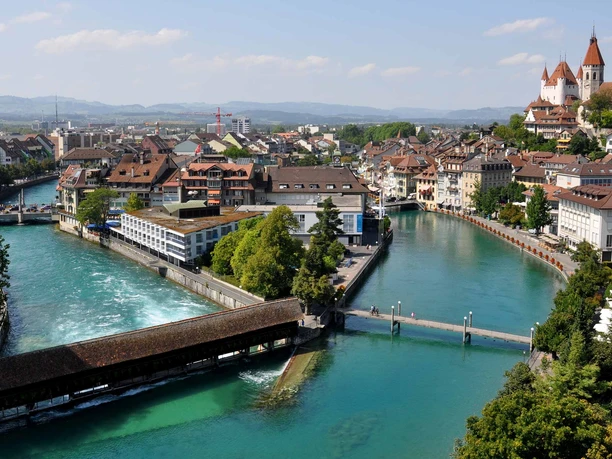 thun-sommer-aare-bruecken-schleuse-schloss.jpg