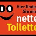 logo-nette-toilette1 (830x600).jpg Rotes Schild mit lächelndem Gesicht und dem Text "Hier finden Sie eine nette Toilette".