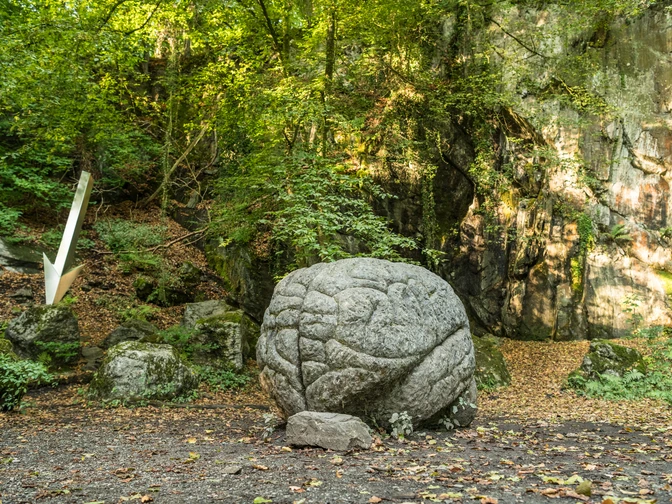 Kunstweg MenschenSpuren "Memoria Mundi" im Neandertal bei Erkrath Steinskulptur "Memoria Mundi" umgeben von Wald im Neandertal mit strukturierter Oberfläche.