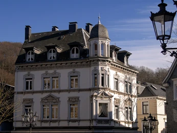 altes Stadthaus von Velbert-Langenberg Historisches Stadthaus in Velbert-Langenberg mit markanter Architektur und verzierten Fassaden.