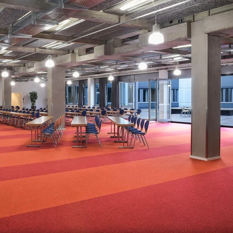 New York meeting room at the event venue GLOBANA Messe & Event Campus | Leipzig Convention Bureau New York meeting room with herringbone seating at the event venue GLOBANA Messe & Event Campus – presented by Leipzig Convention Bureau