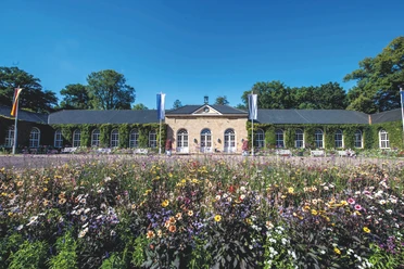 Brunnenarkaden im Gräflichen Park Bad Driburg Bunte Blumen blühen vor der Brunnenarkade im Gräflichen Park.