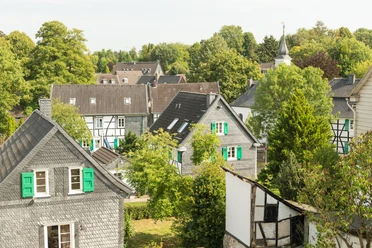 Dorf Gruiten in Haan Historisches Dorf Gruiten in Haan mit Fachwerkhäusern, umgeben von üppiger Natur und ruhiger Atmosphäre.