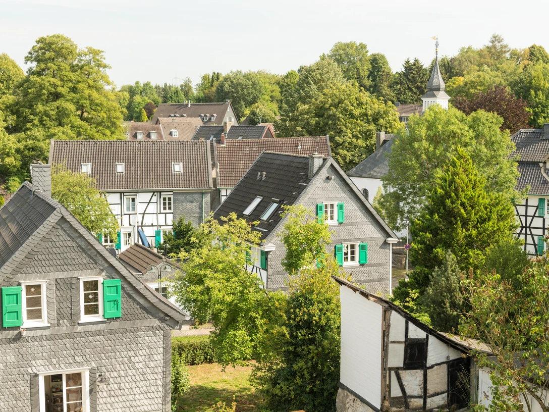 Dorf Gruiten in Haan Historisches Dorf Gruiten in Haan mit Fachwerkhäusern, umgeben von üppiger Natur und ruhiger Atmosphäre.