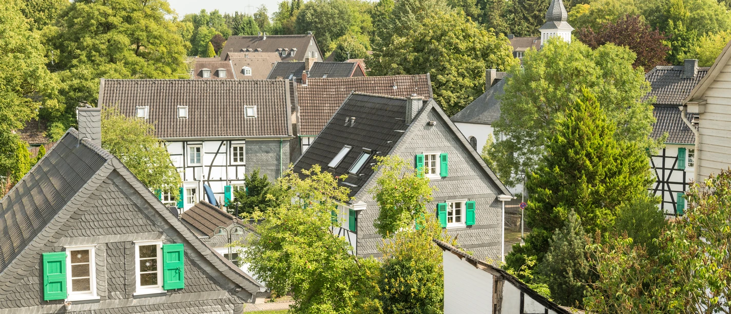 Dorf Gruiten in Haan Historisches Dorf Gruiten in Haan mit Fachwerkhäusern, umgeben von üppiger Natur und ruhiger Atmosphäre.