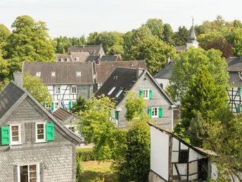 Dorf Gruiten in Haan Historisches Dorf Gruiten in Haan mit Fachwerkhäusern, umgeben von üppiger Natur und ruhiger Atmosphäre.