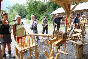 An den Posten trifft man oft auf andere interessierte Wanderer