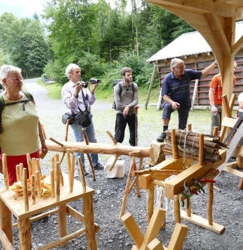 An den Posten trifft man oft auf andere interessierte Wanderer