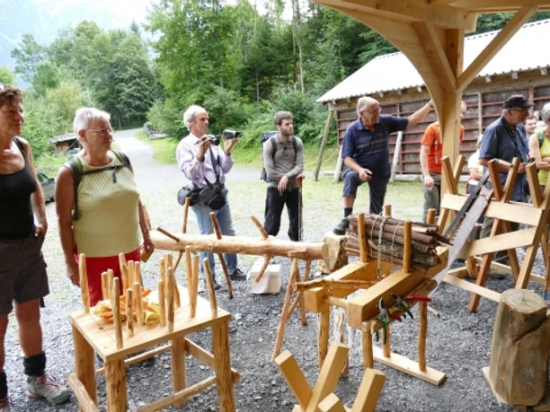 An den Posten trifft man oft auf andere interessierte Wanderer