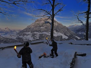 Kinder spielen auf der Marienhöhe am Abend