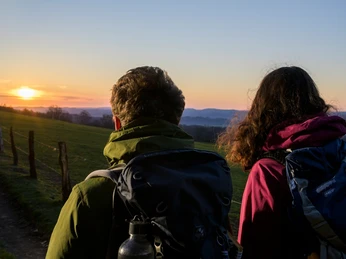 Wanderer auf dem Sauerland-Höhenflug in der Morgensonne