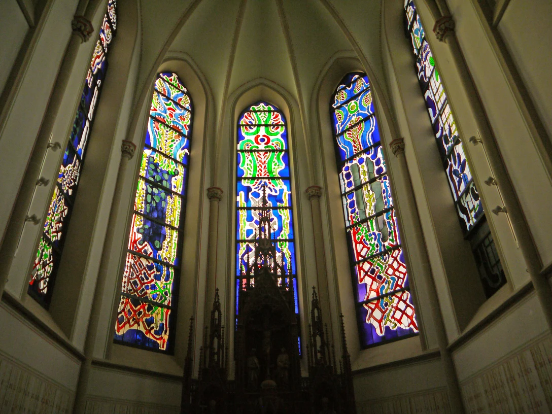 Kirchenfenster der St. Suitbertus Kirche in Heiligenhaus Bunte Buntglasfenster in der St. Suitbertus Kirche Heiligenhaus mit kunstvollen geometrischen Motiven.