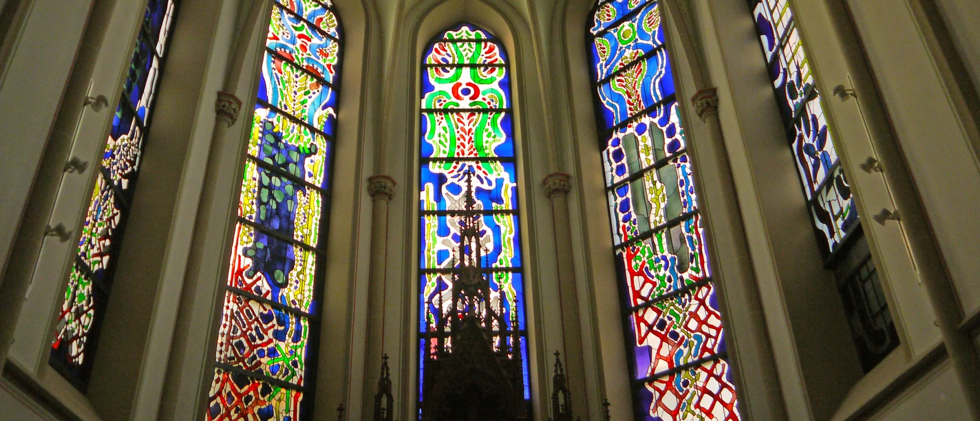 Kirchenfenster der St. Suitbertus Kirche in Heiligenhaus Bunte Buntglasfenster in der St. Suitbertus Kirche Heiligenhaus mit kunstvollen geometrischen Motiven.