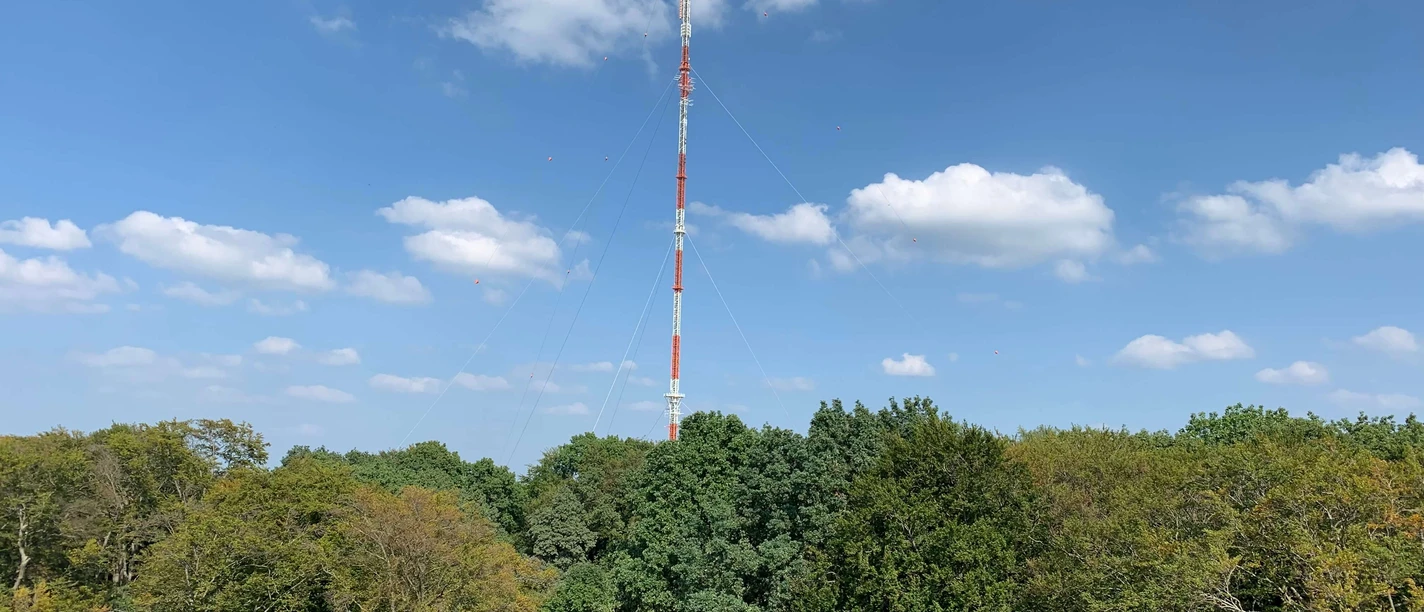 Langenberger Sender / WDR-Sendemast auf dem Hordtberg in Velbert-Langenberg Der WDR-Sendemast erhebt sich über den bewaldeten Hordtberg in Velbert-Langenberg unter blauem Himmel.