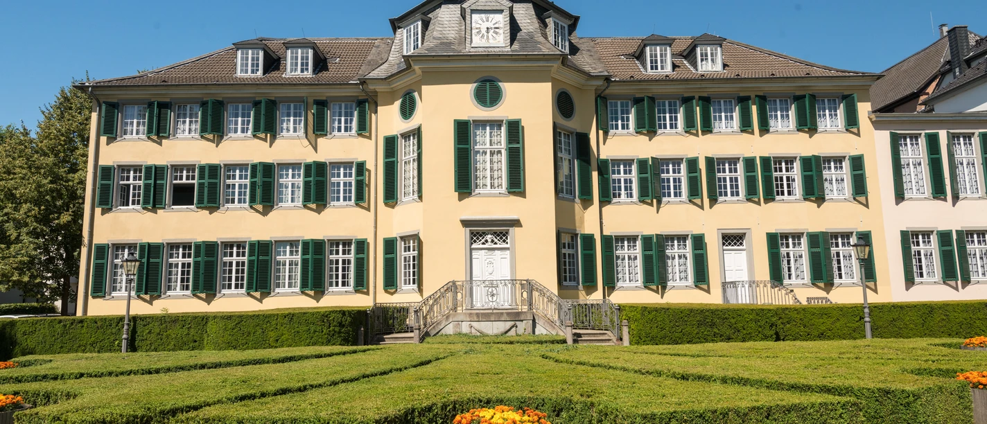 LVR-Industriemuseum Textilfabrik Cromford in Ratingen LVR-Industriemuseum Textilfabrik Cromford in Ratingen, historisches Gebäude mit gepflegtem Garten.