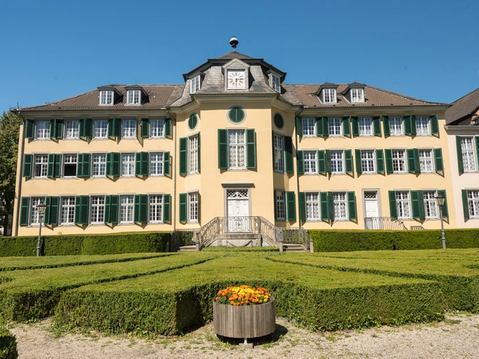 LVR-Industriemuseum Textilfabrik Cromford in Ratingen LVR-Industriemuseum Textilfabrik Cromford in Ratingen, historisches Gebäude mit gepflegtem Garten.