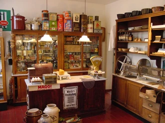 Kaufladen im Museum Abtsküche in Heiligenhaus Ein nostalgischer Kaufladen mit alten Konservendosen und einer antiken Waage im Museum Abtsküche.