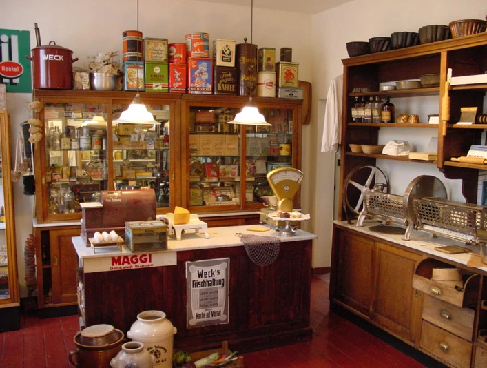 Kaufladen im Museum Abtsküche in Heiligenhaus Ein nostalgischer Kaufladen mit alten Konservendosen und einer antiken Waage im Museum Abtsküche.
