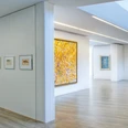 Museum Ratingen Helles, modernes Museumsinterieur mit geräumigen, lichtdurchfluteten Galeriewänden voller Kunstwerke.
