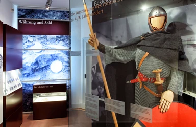 Römisches Museum Haus Bürgel in Monheim-am-Rhein Römisches Museum Haus Bürgel: Ausstellung mit antiker Rüstung, Schwert und Münzen in Monheim am Rhein.