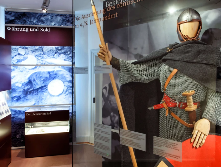 Römisches Museum Haus Bürgel in Monheim-am-Rhein Römisches Museum Haus Bürgel: Ausstellung mit antiker Rüstung, Schwert und Münzen in Monheim am Rhein.